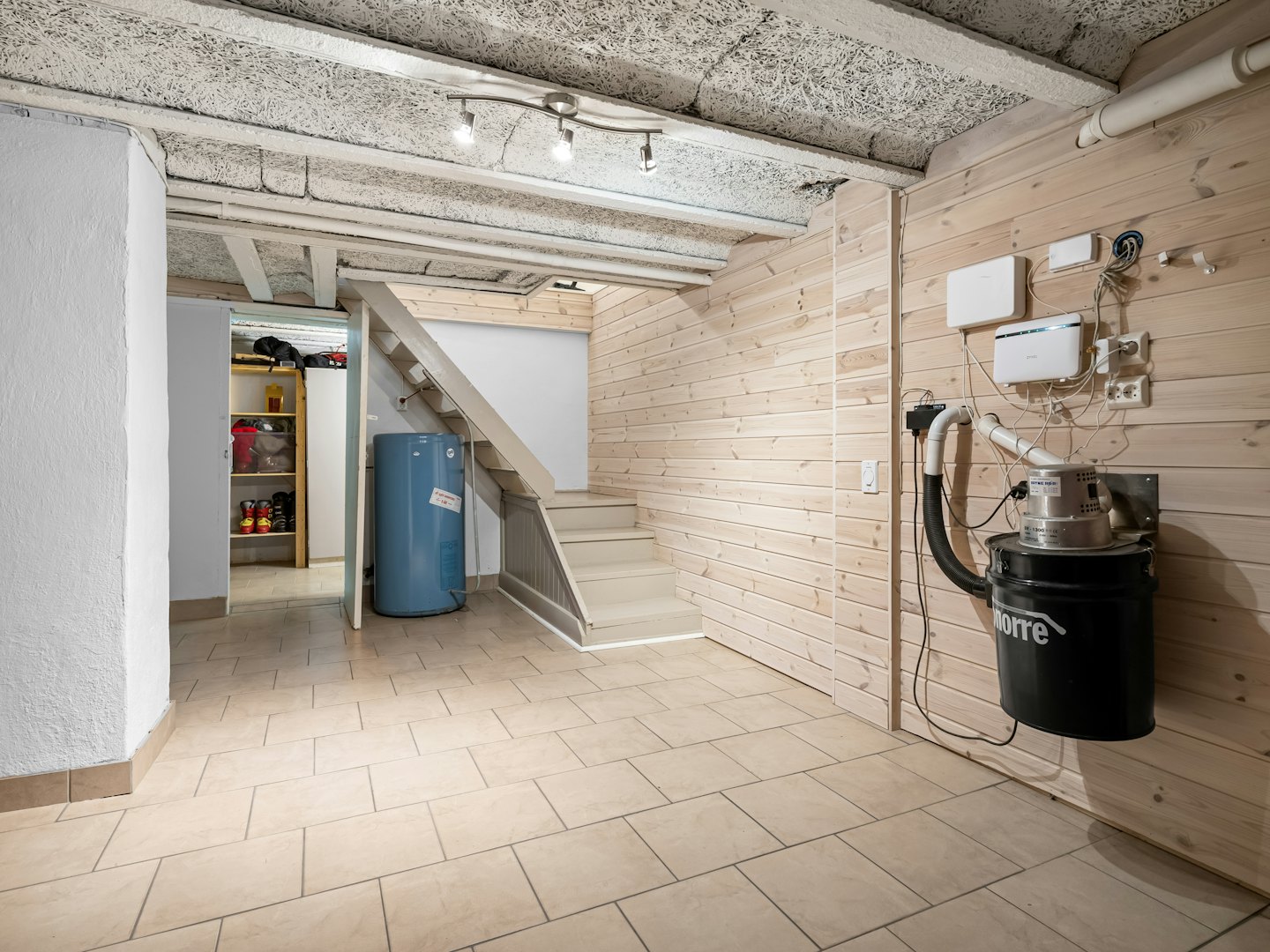 Mechanischer Hauswirtschaftsraum mit Warmwasserbereiter und an der Wand montierten Geräten.